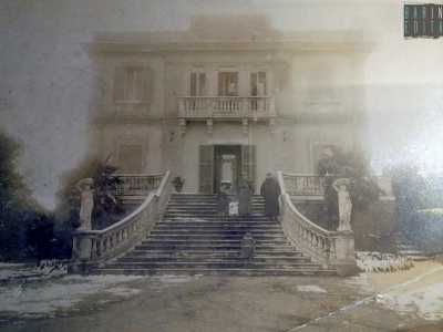 ...sui gradini dello scalone monumentale della villa
